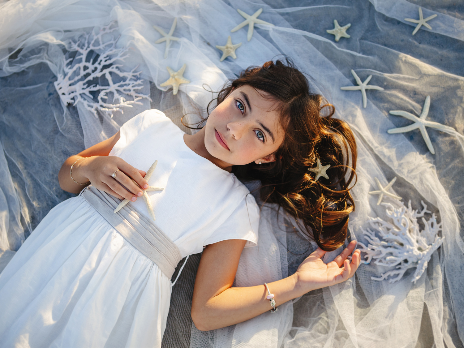 Chica tumbada con estrellas, sesión creativa exterior